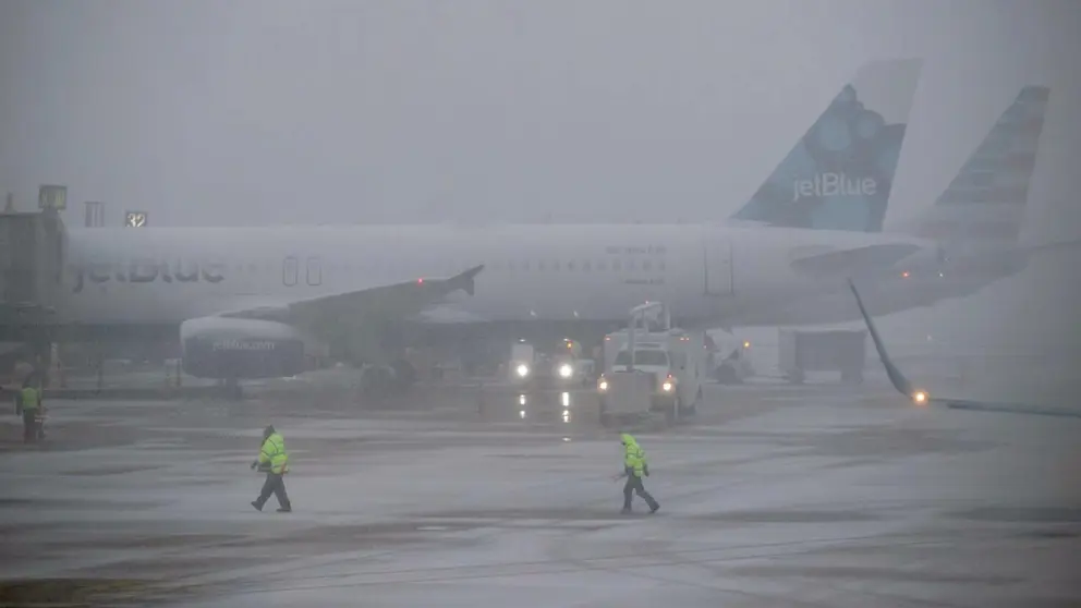 Varios trabajadores del aeropuerto asisten al despegue de un avión en Arlington, Virginia (Estados Unidos), en una fotografía de archivo. EFE