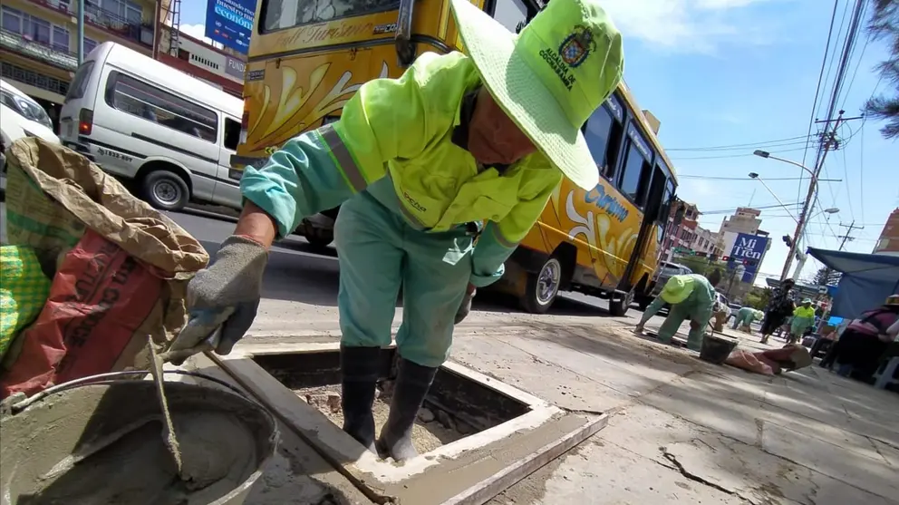 Personal del Plane realiza la perforaci&oacute;n de aceras para la plantaci&oacute;n de &aacute;rboles. DICO SOL&Iacute;S