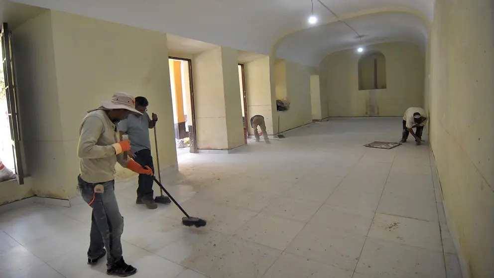 Obreros realizan trabajos de refacción en un ambiente de la Casa Departamental de las Culturas. NOÉ PORTUGAL