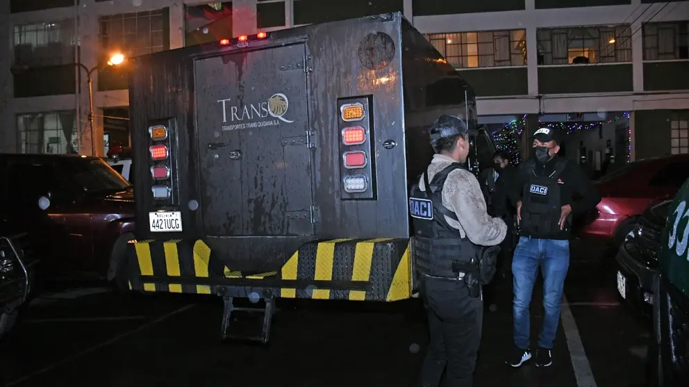 Agentes policiales de la FELCC, tras secuestrar la media tonelada de oro en El Alto. APG