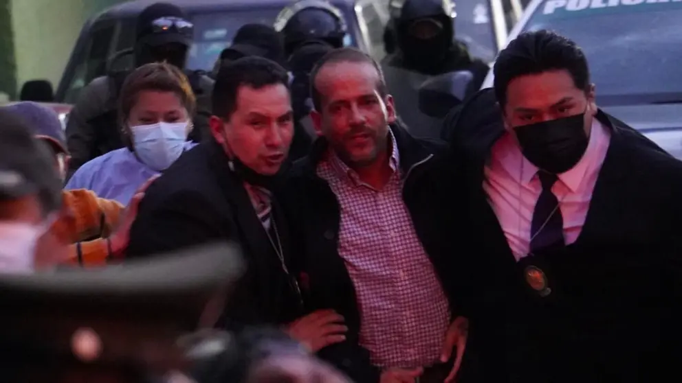 El gobernador Fernando Camacho en instancias policiales pace&ntilde;as luego de ser aprehendido en Santa Cruz. APG