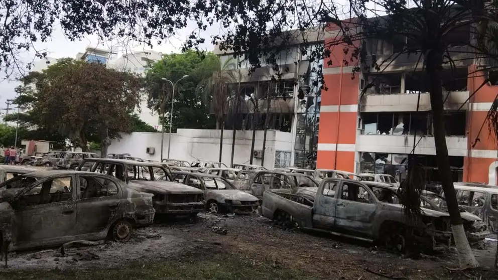 Al menos 30 veh&iacute;culos quemados en la fiscal&iacute;a departamental de Santa Cruz./ APG