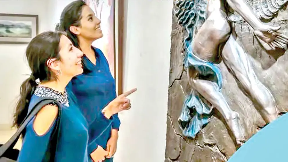 Mujeres observan unas obras de arte en exhibici&oacute;n. ARCHIVO