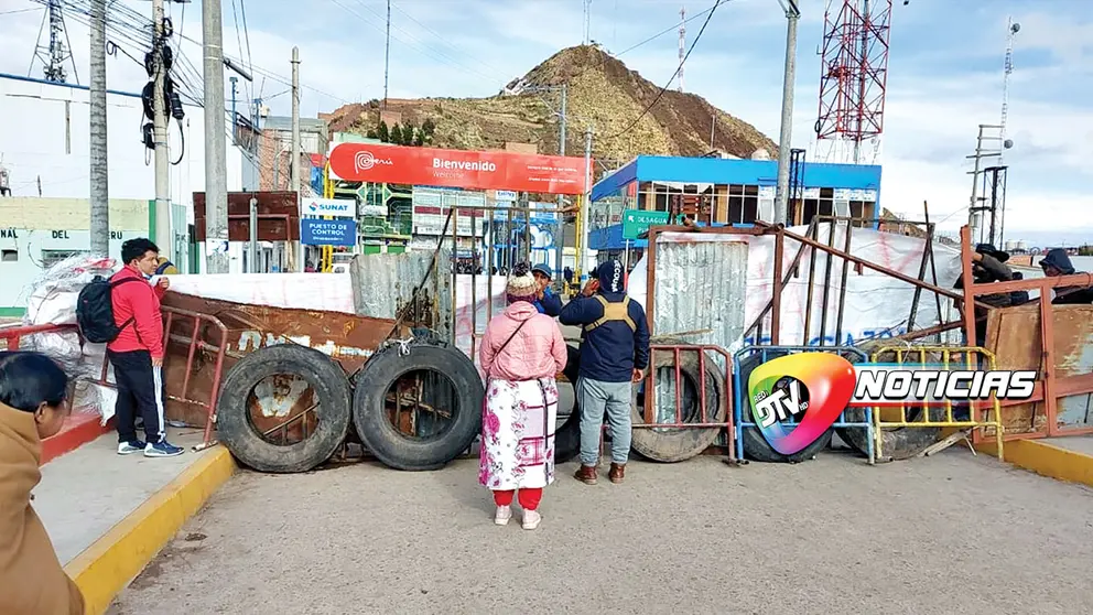 El paso fronterizo de Desaguadero está bloqueado. DTV