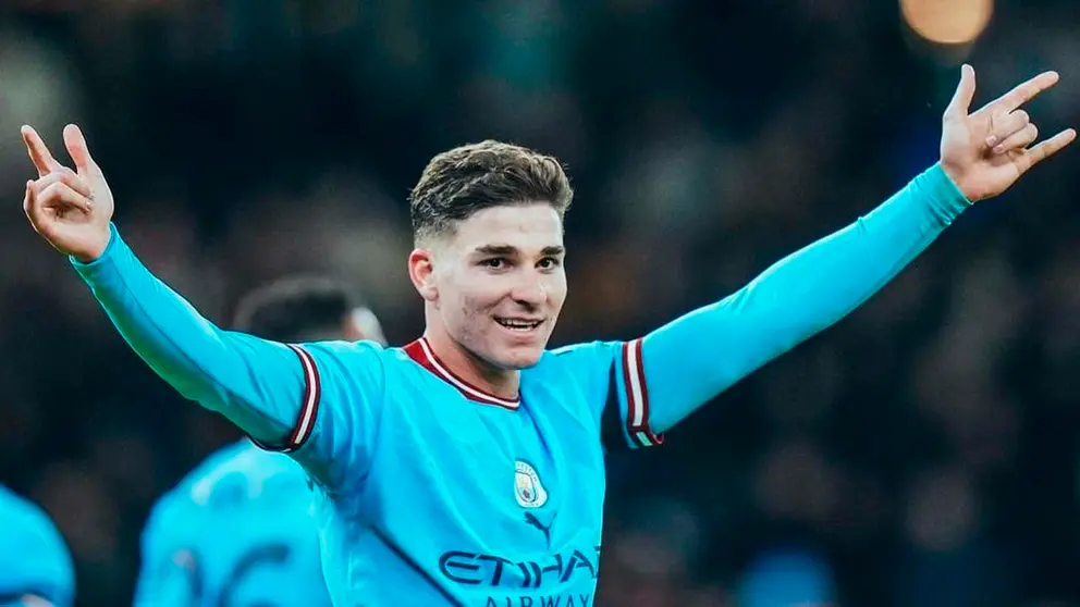 Juli&aacute;n &Aacute;lvarez festeja una conquista con el equipo citizen contra el Blue. INSTAGRAM MANCITY