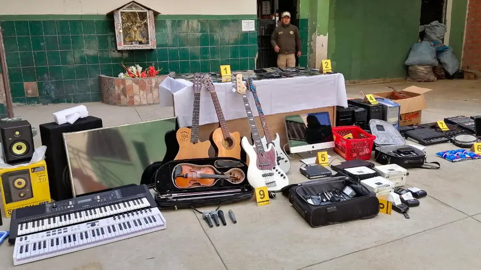 Algunos de los objetos encontrados en posesión de la mujer. ERBOL