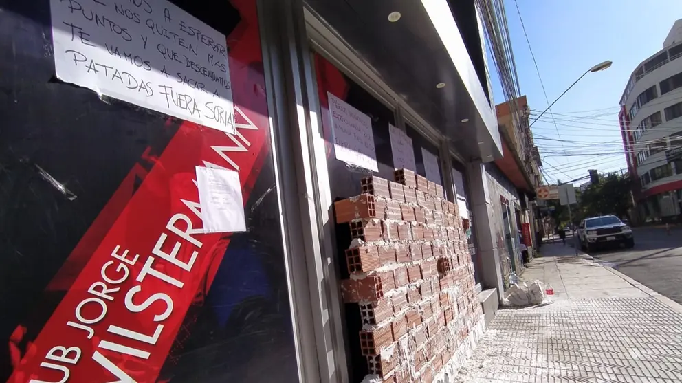 La parte frontal de la sede de Wilstermann, tapiada y con carteles que repudian la gesti&oacute;n de Gary Soria. DICO SOL&Iacute;S