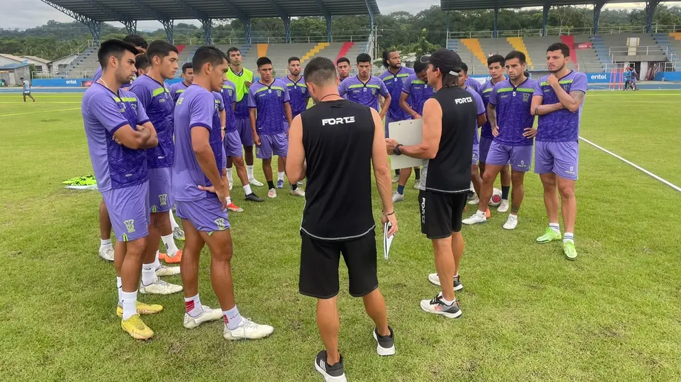 El plantel de Palmaflor, en uno de sus trabajos en la cancha alterna del estadio Bicentenario de Villa Tunari. PRENSA PALMAFLOR