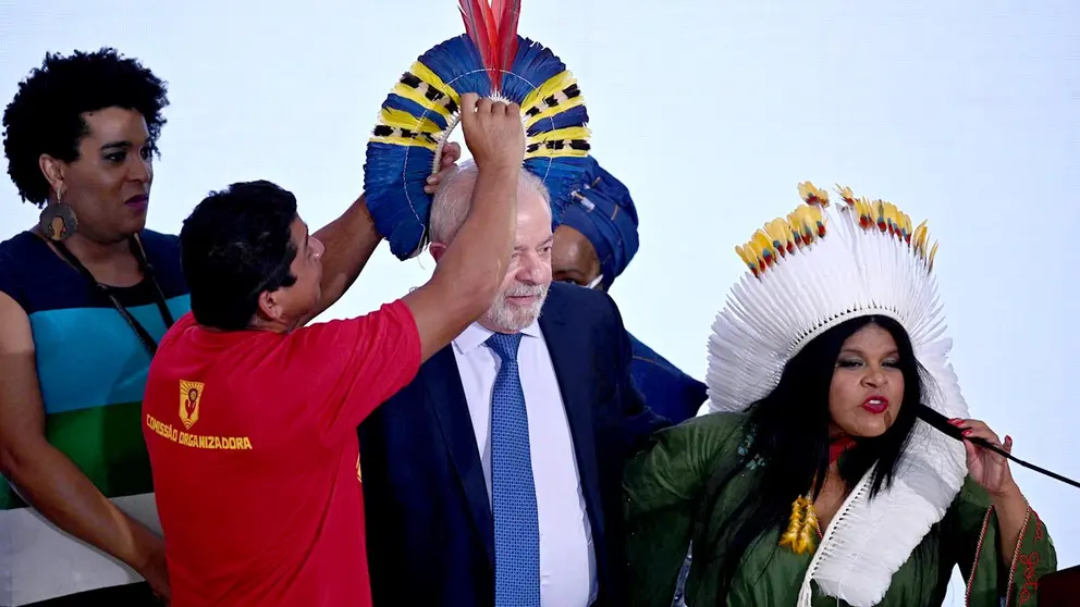 El presidente de Brasil, Luiz Inacio Lula da Silva, participa en un acto en el que Sônia Guajajara asumió como la primera ministra indígena de Brasil, hoy, en Brasilia (Brasil). EFE