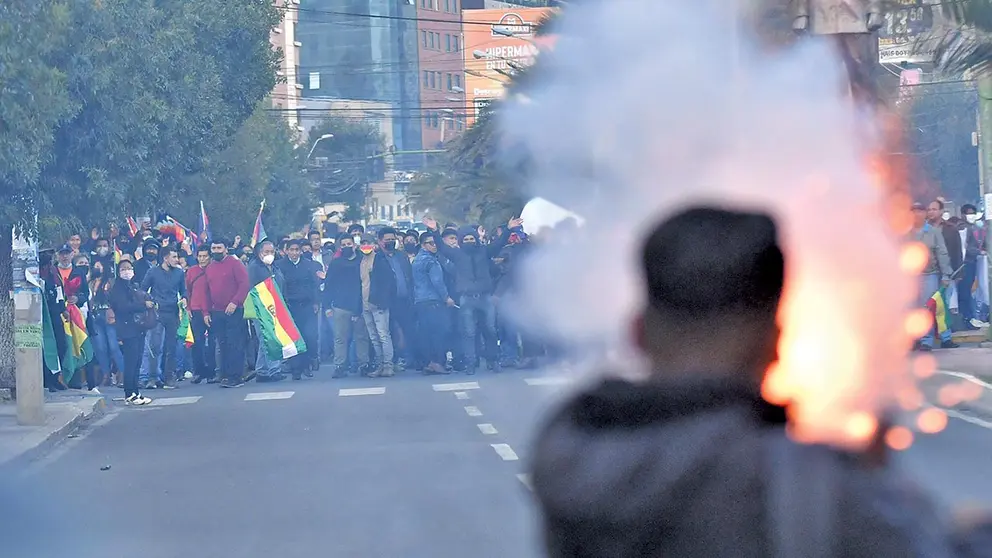 Los periodistas que cubren el conflicto en Santa Cruz est&aacute;n expuestos a ser heridos. EFE