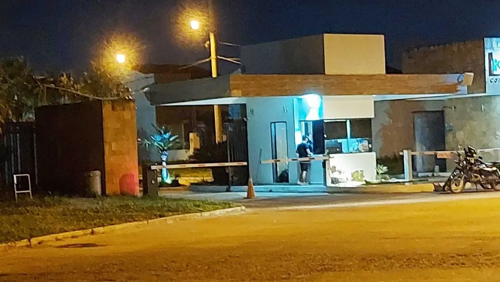 Las afueras del domicilio en el que hallaron el cuerpo del oficial sin vida, en Santa Cruz. CLAVE 300.1