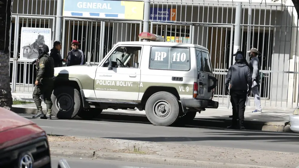 Una patrulla de la Polic&iacute;a, afuera de la FBF. APG