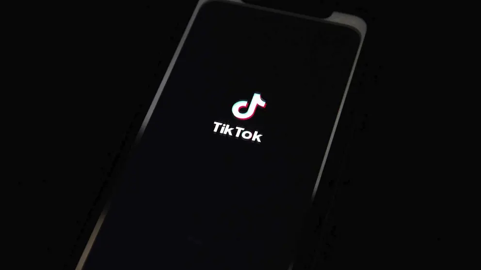 Sobre Tik Tok. EFE