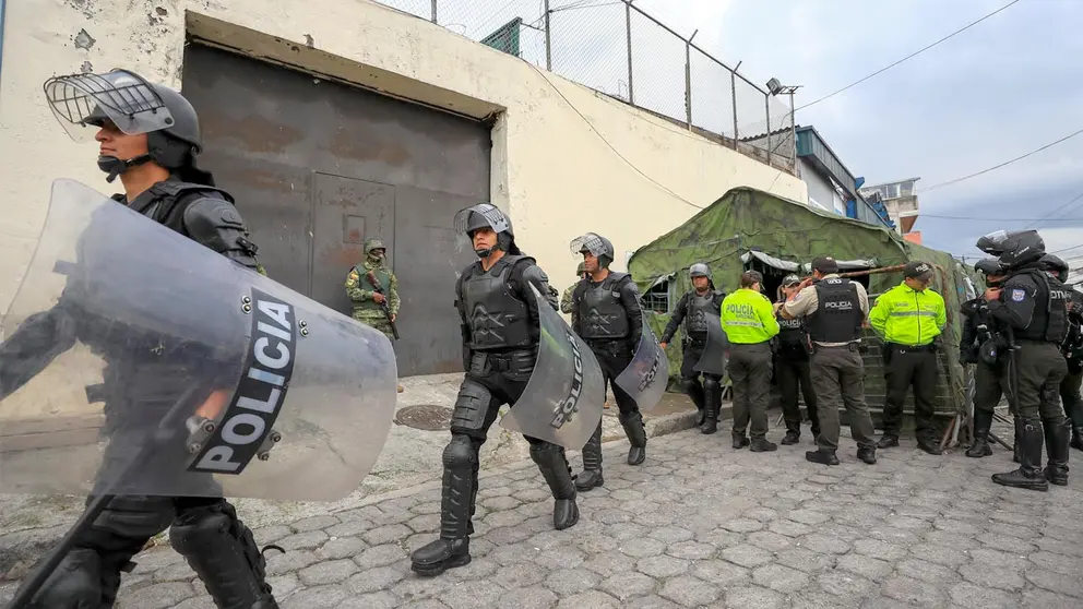 Agentes de policía antidisturbios llegan al Centro de Privación de Libertad Masculino Número 1, donde se presentó una reyerta hoy, en Quito (Ecuador). EFE
