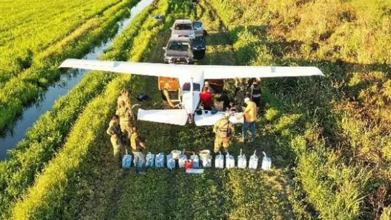 La pista clandestina en Paraguay, con la avioneta que que ten&iacute;a matr&iacute;cula boliviana y transportaba 420 kilos de coca&iacute;na. SENAD