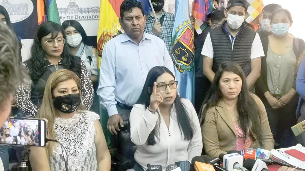 Diputados &ldquo;renovadores&rdquo; junto a algunos de sus seguidores, este 16 de enero en la Brigada Parlamentaria. MELISSA REVOLLO