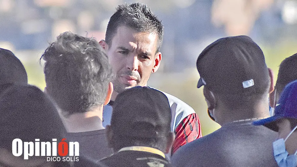 El golero paraguayo-boliviano Arnaldo Gim&eacute;nez habla con hinchas aviadores en las instalaciones de Alalay. DICO SOL&Iacute;S