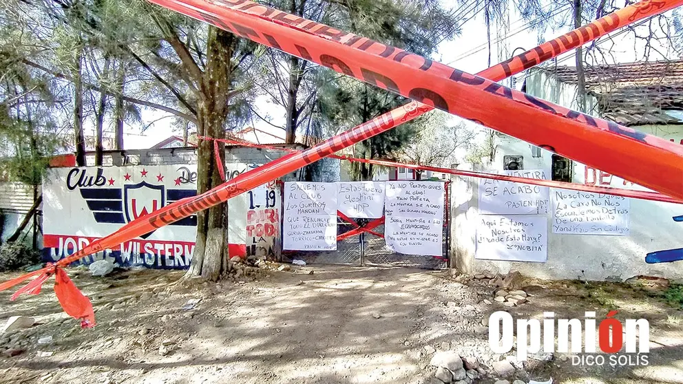 El complejo de Wilstermann tiene precintada la entrada y hay carteles que exigen la salida del presidente Soria. DICO SOL&Iacute;S