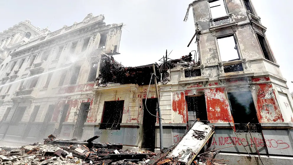 La antigua casona del Centro de Lima, ubicada en el jirón Contumazá, tras el incendio. EFE