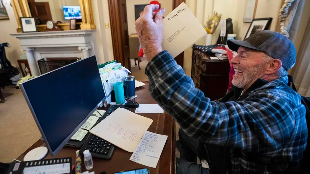 Hallan culpable al asaltante del Capitolio que se sent&oacute; en despacho de Pelosi. EFE