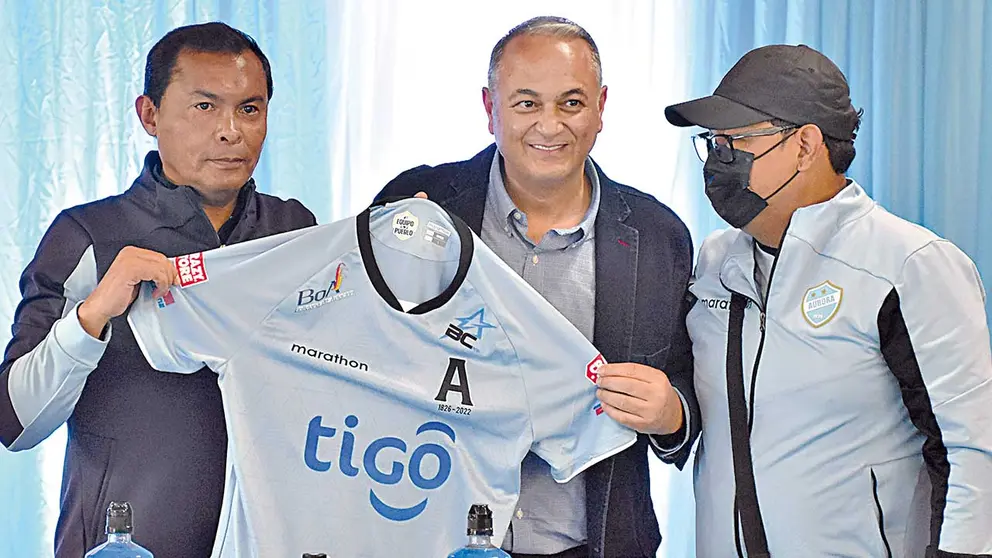 Los Cornejo y Costa posan con la camiseta de Aurora. NOÉ PORTUGAL