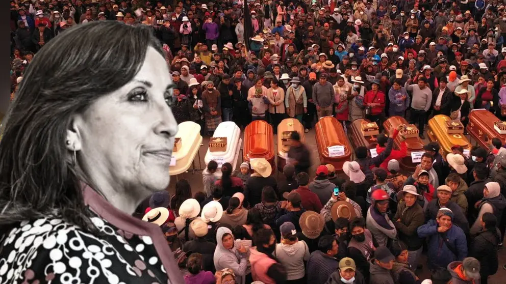 Dina Boluarte, presidenta de Per&uacute;. De fondo, los f&eacute;retros de las v&iacute;ctimas mortales producto de la represi&oacute;n. INFOBAE