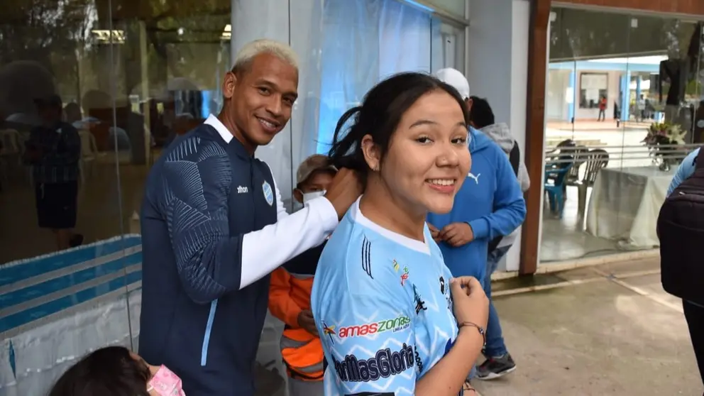 El colombiano Jair Reinoso se dispone a dejar su firma en la camiseta de una hincha de Aurora. NO&Eacute; PORTUGAL