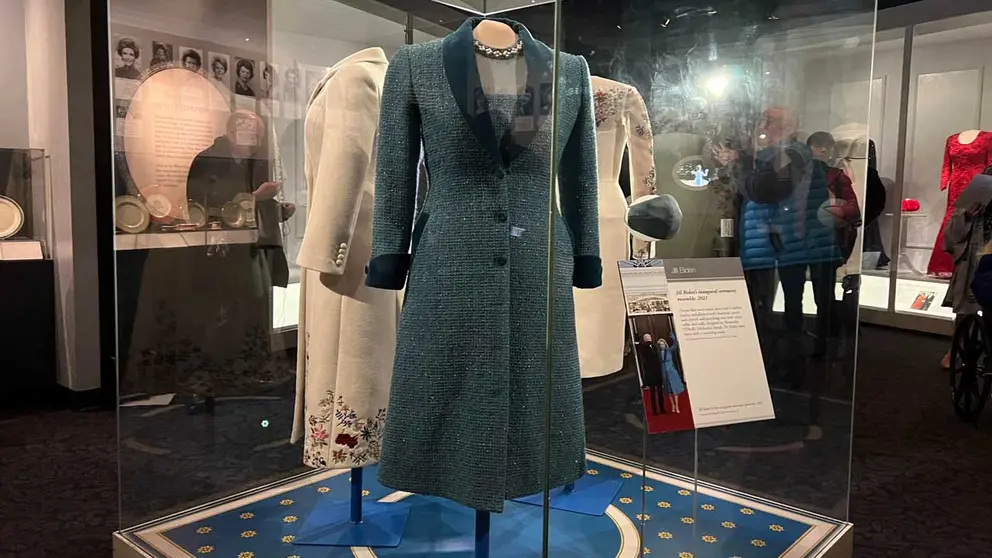 Fotografía de los dos vestidos que la primera dama de Estados Unidos, Jill Biden, llevó el día de la investidura presidencial en 2021. EFE