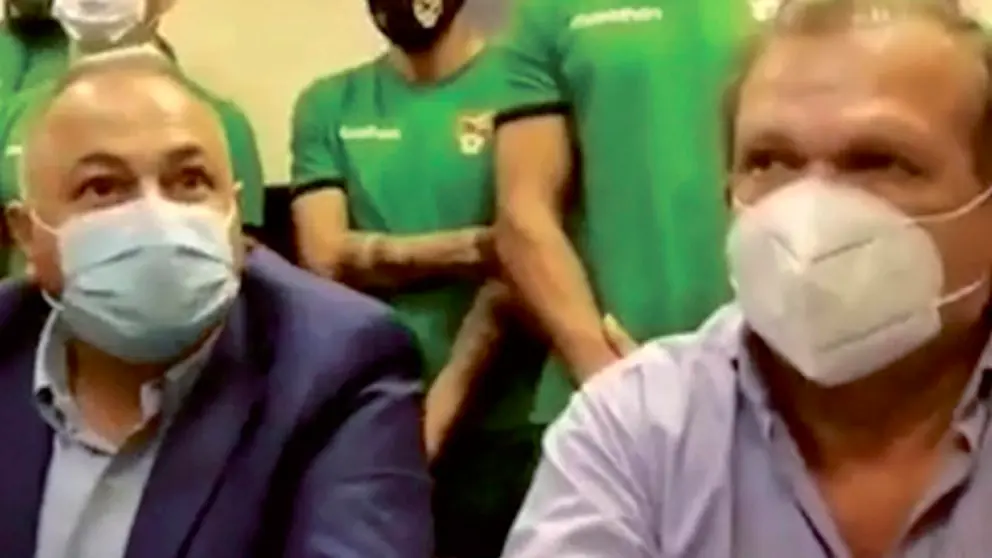 El presidente de la FBF (izq.), Fernando Costa, junto al ejecutivo de FABOL en una conferencia de prensa pasada. OXIGENO.BO