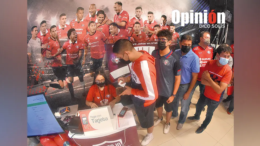Hinchas de Wilstermann compran sus abonos 2023, durante la realizaci&oacute;n del D&iacute;a del Rojo el pasado s&aacute;bado. DICO SOL&Iacute;S