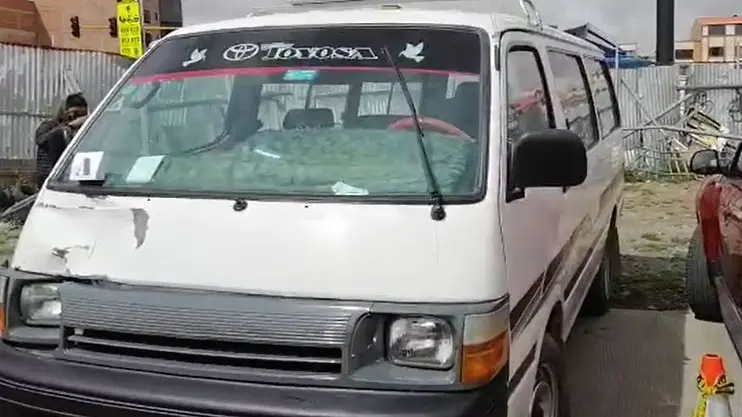 El minib&uacute;s que protagoniz&oacute; el accidente y dej&oacute; abandonada a una persona, en El Alto.  ERBOL