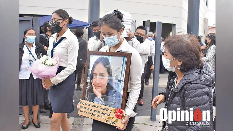 Despiden a Valentina, primera v&iacute;ctima de feminicidio en Cochabamba. DICO SOL&Iacute;S