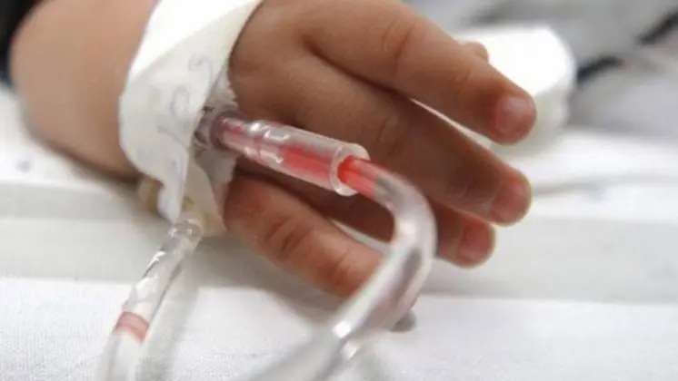 Imagen referencial de un ni&ntilde;o en estado cr&iacute;tico. RRSS