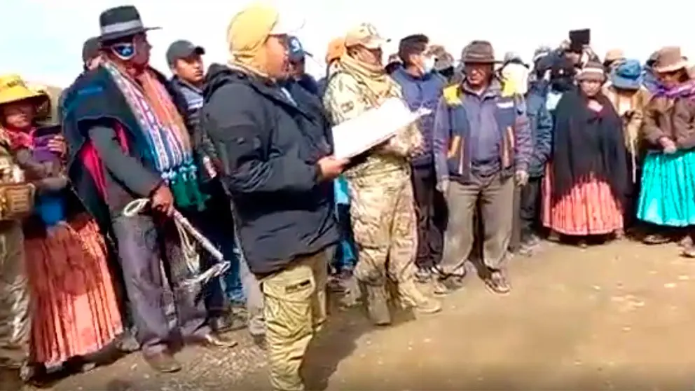 Funcionarios de la aduana explicando el acuerdo. Captura de video