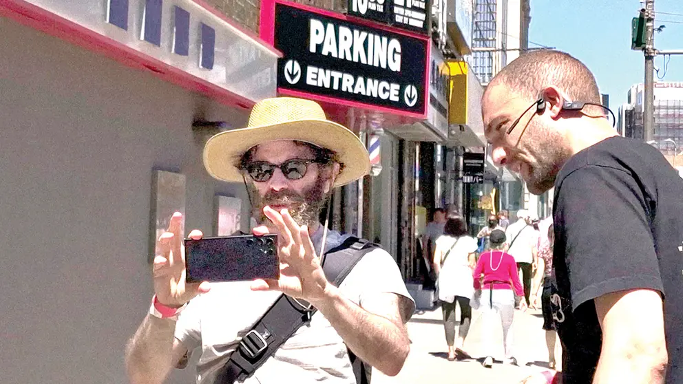El director cineasta Charlie Kaufman pone a prueba c&aacute;mara. SAMSUNG