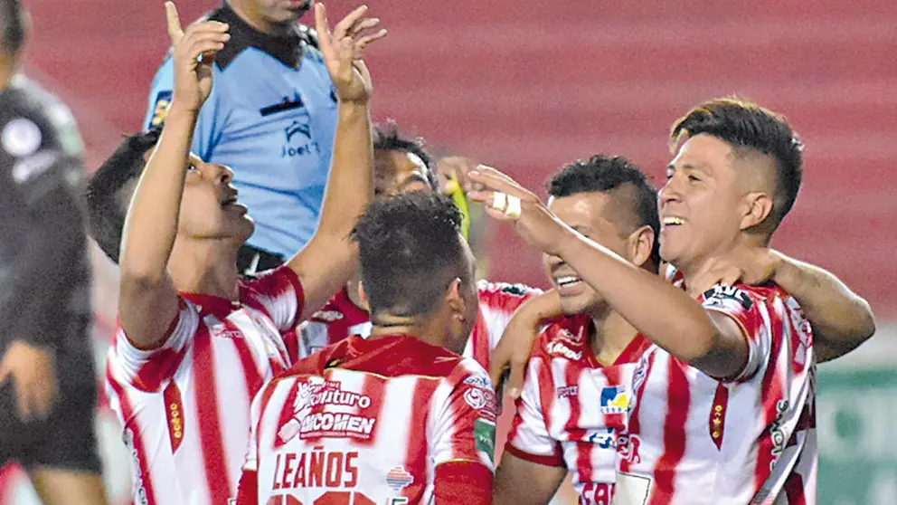 Futbolistas de Independiente  celebran una conquista en un duelo anterior. / APG