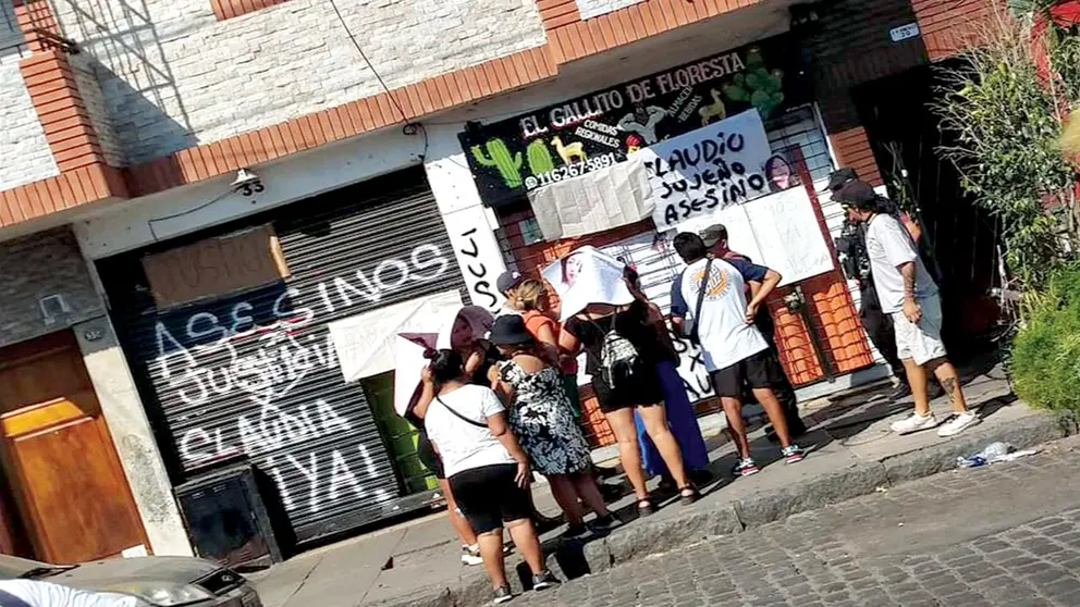 Familiares y amigos de Claudia protestan en la puerta de un local, donde la boliviana perdió la vida.FACEBOOK IVAN REAL 