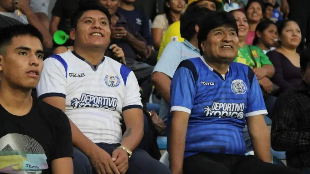 Leonardo Loza (i) junto a Evo Morales, en el estadio de Villa Tunari, alentando a Palmaflor. RKC