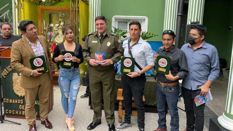 La Polic&iacute;a y algunos artistas, en el lanzamiento de las policoplas. ALEJANDRO ORELLANA
