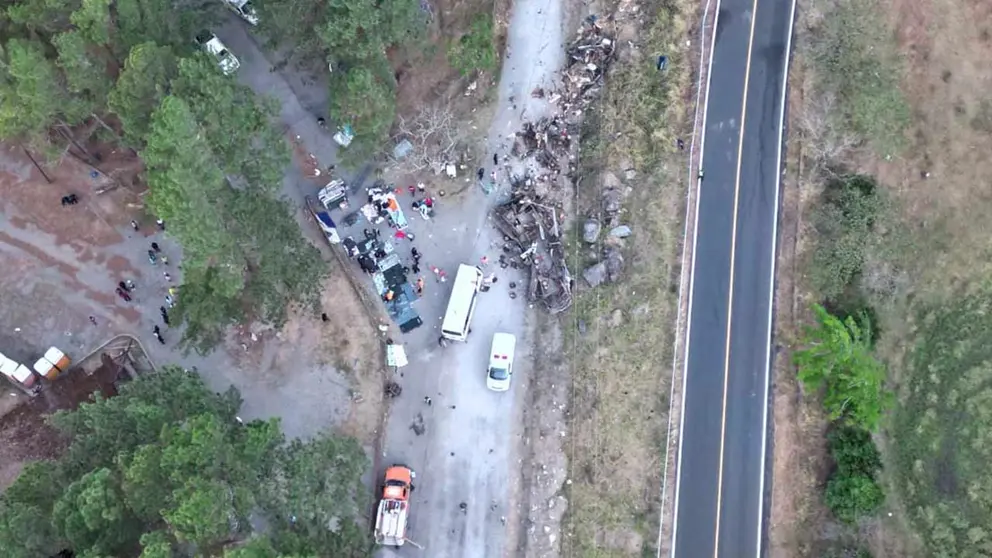 Fotografía aérea cedida hoy por Noticias Chiricanas del autóbus que cayó de un precipicio la madrugada de este miércoles en el área de Gualaca, en el occidente de Panamá. EFE