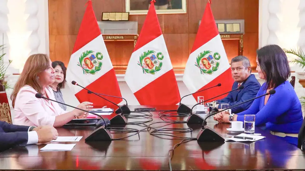 Presidencia de Perú que muestra a la mandataria Dina Boluarte mientras se reúne con la líder conservadora peruana Keiko Fujimori (d), en el Palacio de Gobierno en Lima. EFE
