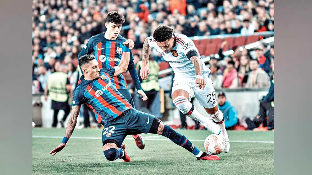 Raphinha (i) y Sancho (d) pugnan un bal&oacute;n en Camp Nou. UEFA EUROPA LEAGUE