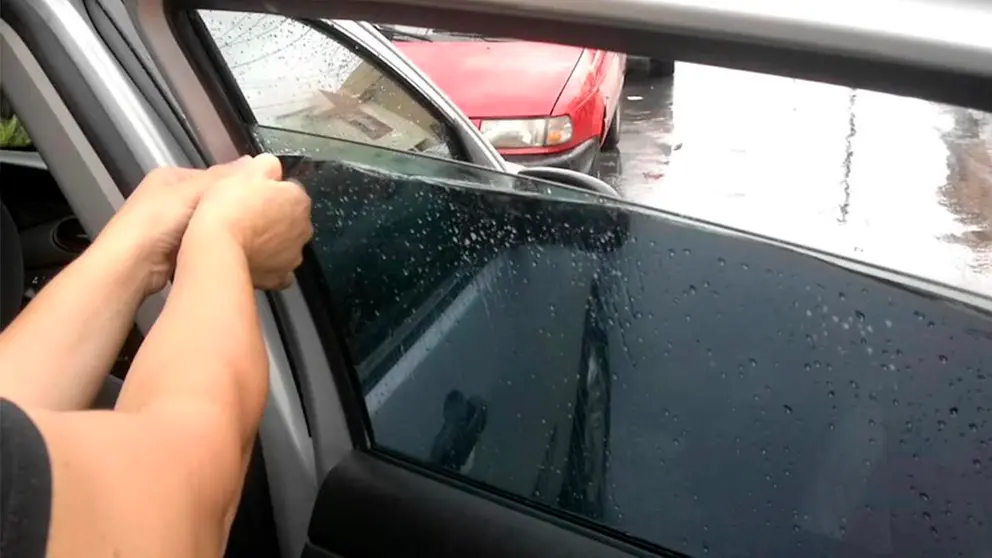 Imagen referencial de vidrios raybanizados en un veh&iacute;culo. MENDOZAPOST