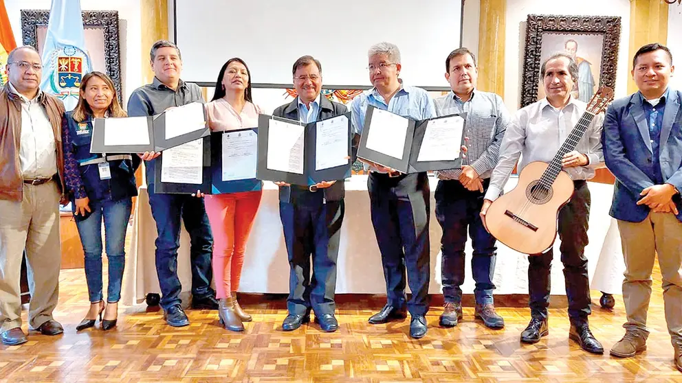 Las autoridades de tres instituciones que firmaron el convenio para beneficiar al 
concurso literario. GOBERNACI&Oacute;N