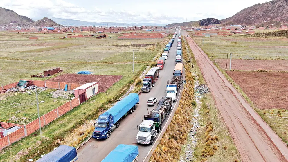 Camiones de alto tonelaje varados en Desaguadero. EFE
