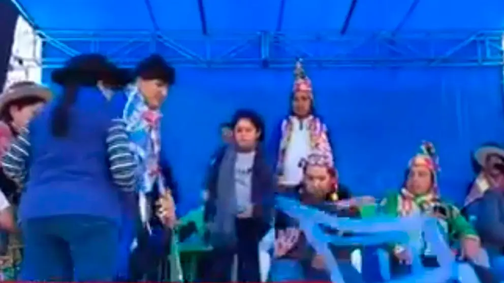 El momento en que el dirigente lanza la silla de Morales por fuera de la tarima. RRSS