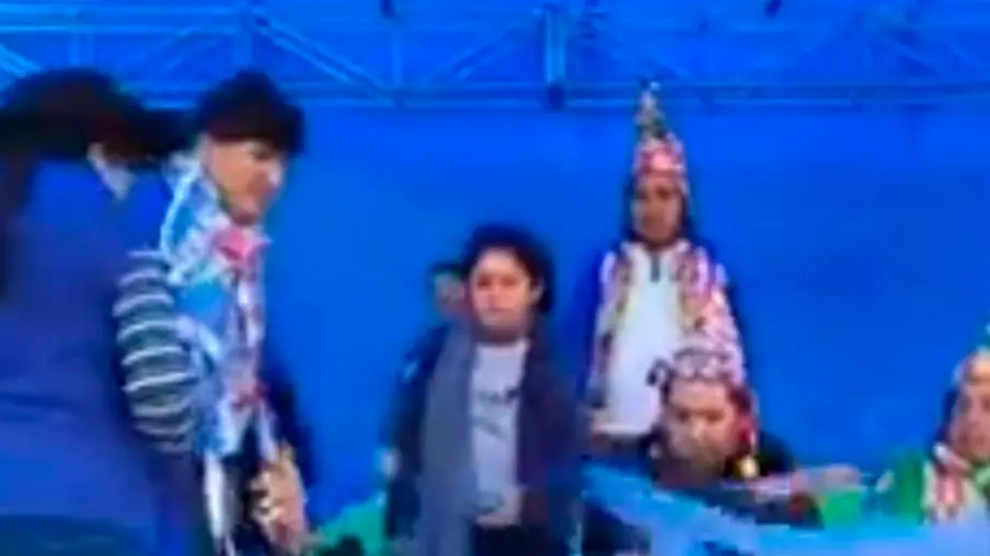 El momento en que el dirigente lanza la silla de Morales por fuera de la tarima. RRSS