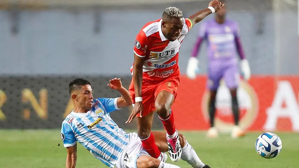 Felipe Flores (i) de Magallanes disputa el balón con Marc Enoumba de Always Ready hoy en un partido de la Copa Libertadores entre Magallanes y Always Ready en el estadio El Teniente en Rancagua (Chile). EFE