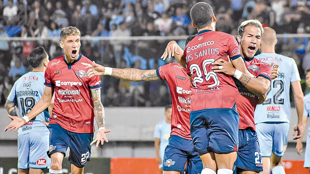Una celebración del cuadro local, durante la victoria (3-1) que logró ante la Academia paceña. DICO SOLÍS