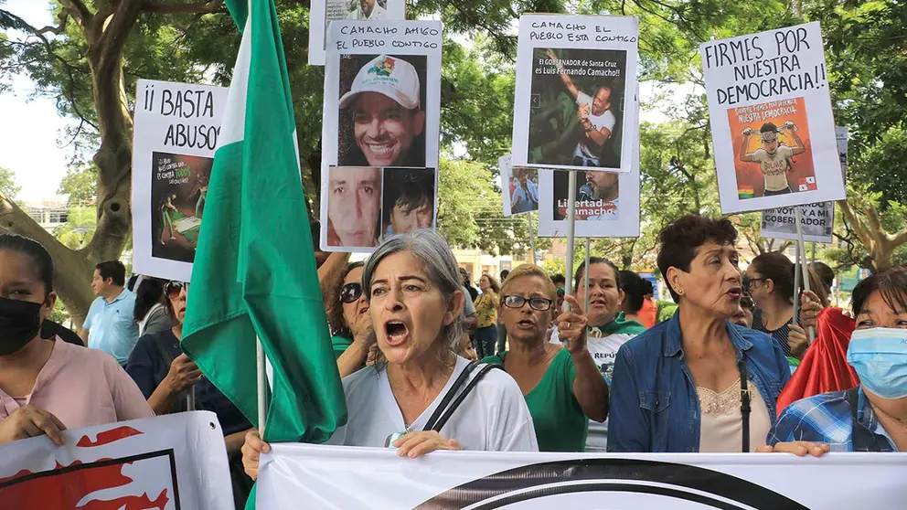Personas protestan a favor del detenido gobernador Luis Fernando Camacho, frente al tribunal de Santa Cruz. EFE